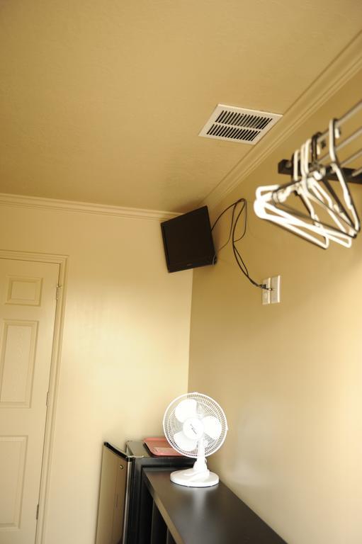 Camelot Inn At Honeyville Chambre photo