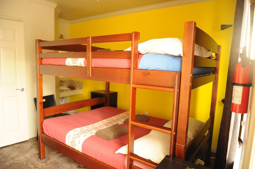 Camelot Inn At Honeyville Chambre photo