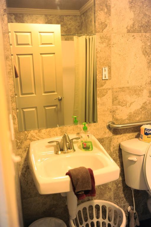 Camelot Inn At Honeyville Chambre photo