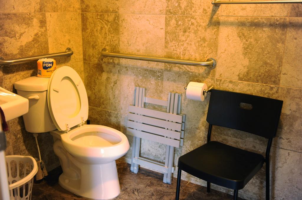 Camelot Inn At Honeyville Chambre photo