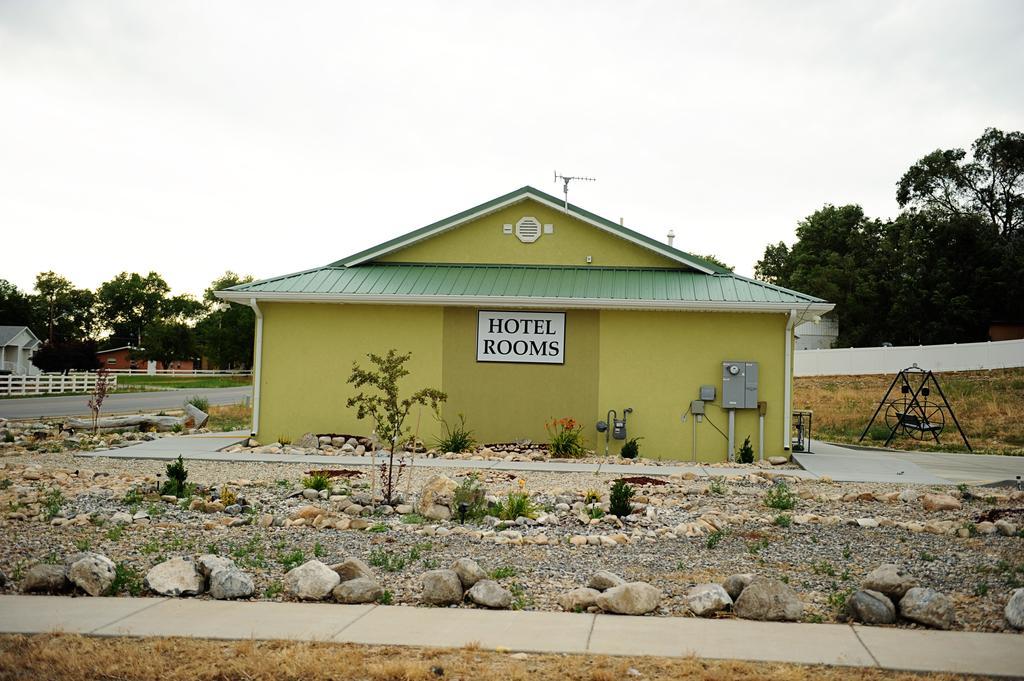 Camelot Inn At Honeyville Extérieur photo